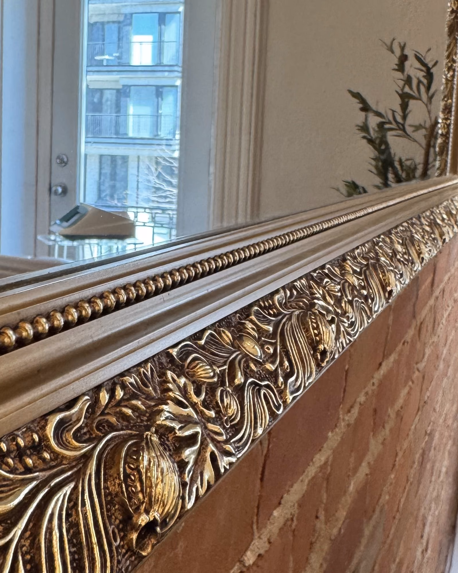 Détail d’un cadre de miroir doré